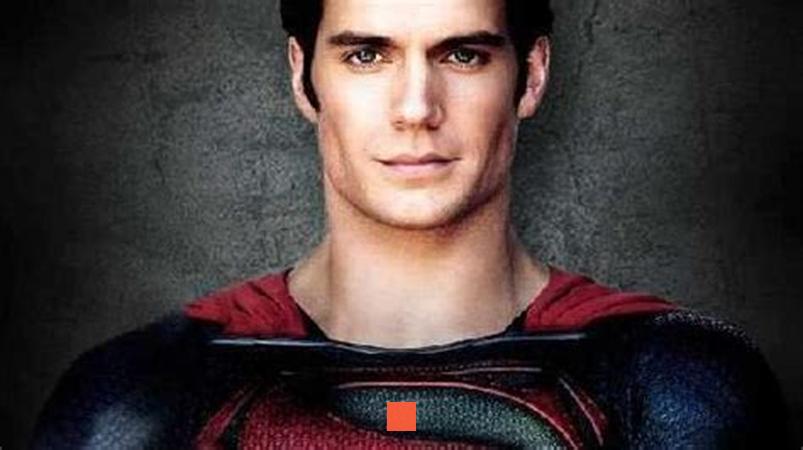 C’est pour cela qu’à mesure que le personnage de Superman a évolué et que son histoire s’est développée, le “S” a commencé à acquérir de nouvelles significations. Dans le film “Superman : The Movie” de 1978, le “S” est présenté comme un symbole héraldique kryptonien, représentant la maison de El, la famille biologique de Superman (Kal El). Ce n’est plus seulement le premier caractère du nom de Superman, mais un lien direct avec son héritage extraterrestre, une partie intégrante de son identité en tant qu’habitant de la planète Krypton.