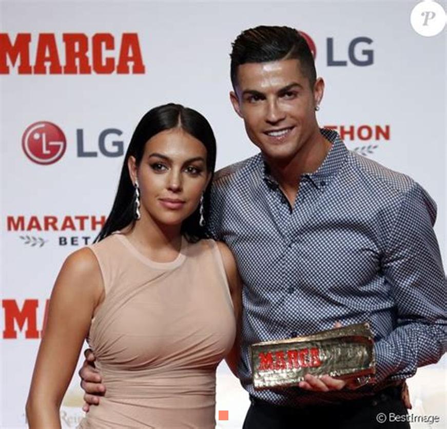 Après s'être affiché un temps aux côtés d'Irina Shayk, qu'il a finalement quitté à cause de sa mère, Cristiano Ronaldo file désormais le parfait amour avec Georgina Rodriguez, qu'il fréquente depuis 2016. Alors qu'il joue aujourd'hui sous les couleurs de la Juventus de Turin, l'ancienne star du Real Madrid a rencontré sa compagne lorsqu'il évoulait encore en Espagne. À l'époque, Georgina Rodriguez était employée dans la boutique Gucci de Madrid, selon les informations qui avaient été dévoilées par le tabloïd britannique The Sun cette année-là.