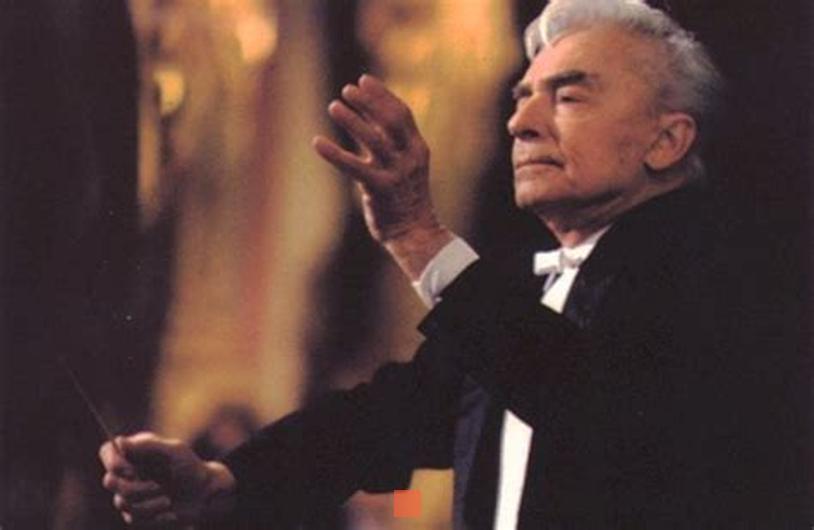 Herbert von Karajan (il avait simplifié son prénom de baptême, Heribert) appartenait à une famille originaire de Macédoine grecque. Son trisaieul, qui se nommait Karajannis (le "Jean noir") émigra à Chemnitz en 1792 et fut anobli par l'électeur de Saxe. Herbert naquit le 5 avril 1908 à Salzbourg, second fils du Dr Ernst von Karajan, grand chirurgien, bon acteur et clarinettiste amateur, et de Martha Kosmac, d'origine slovaque.