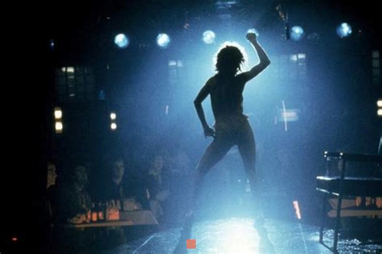 Il suffit d'entendre les premières notes de What a Feeling pour repenser à Jennifer Beals qui se balade à Pittsburgh et rêve de devenir danseuse d'opéra, lorsqu'elle ne fait pas de la soudure dans une usine ou qu'elle danse dans un cabaret. Flashdance (1983) est de ces films cultes des années 1980 donc chaque élément est resté ancré dans les mémoires. Le visage de Jennifer Beals, la musique de Giorgio Moroder, les scènes de danse... Tout est mémorable. Pourtant, le film aurait pu être bien différent, et son succès ne semblait pas acquis par Paramount Pictures.