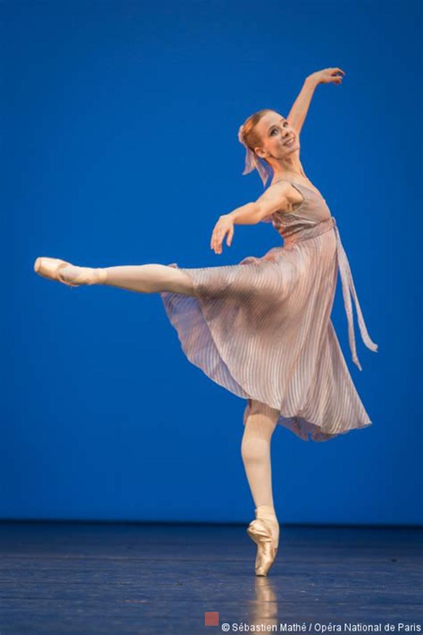 « Bleuenn Battistoni se produira à nouveau dans ce rôle, avec comme partenaire Marcelino Sambé [artiste invité du Royal Ballet de Londres], le dimanche 31 mars à 19 h 30. Elle dansera ensuite le rôle-titre de Giselle (d’après Jean Coralli et Jules Perrot) les 29 avril (avant-première jeunes de moins de 28 ans), les 4, 14 et 16 mai au Palais Garnier », ajoute l’Opéra. Première danseuse depuis 2023 Née en 1999 à Lyon, Bleuenn Battistoni, qui danse dans le ballet de l’Opéra de Paris depuis sept ans, avait été promue première danseuse en 2023.