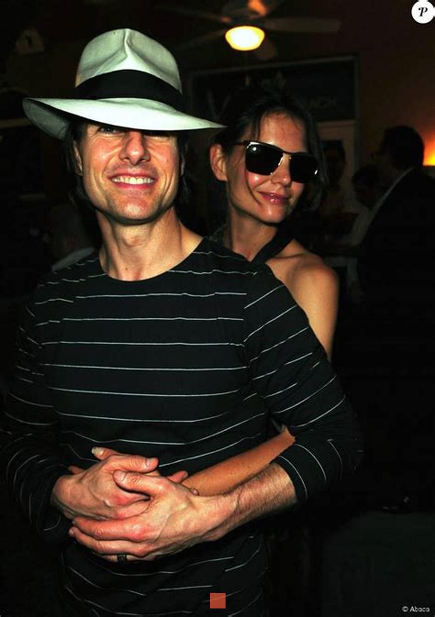 Tom Cruise et Mimi Rogers (1986-1990) De six ans son aînée (et 4 centimètres de plus !), Mimi Rogers est la première épouse de Tom Cruise (et lui son deuxième mari). Les deux acteurs se sont mariés en 1987 et se sont séparés début 1990. C’est elle qui l’a initié à la Scientologie. Une secte qu’elle a quittée au moment où ils ont divorcé alors que lui en est devenu l’un des plus célèbres et importants ambassadeurs. Comme quoi...