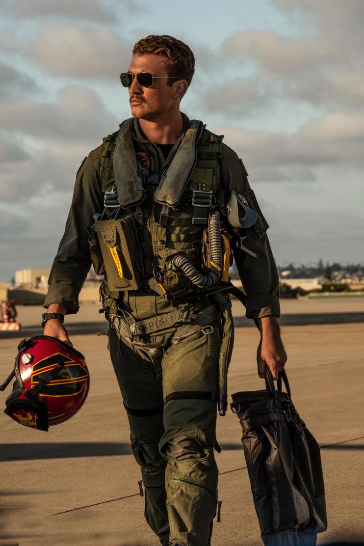 Did miles teller fly in top gun 2