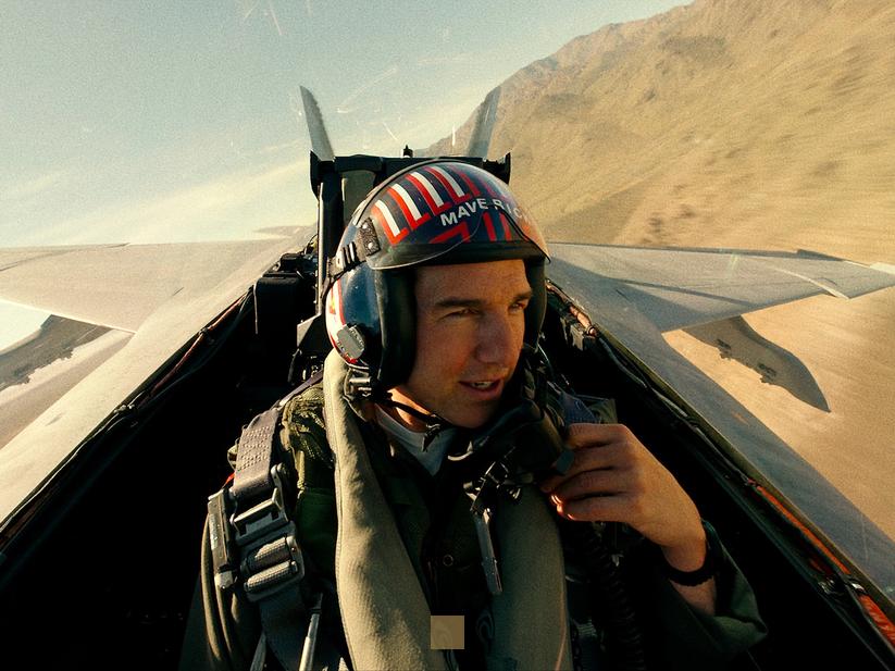 Did tom cruise fly a jet in top gun 2